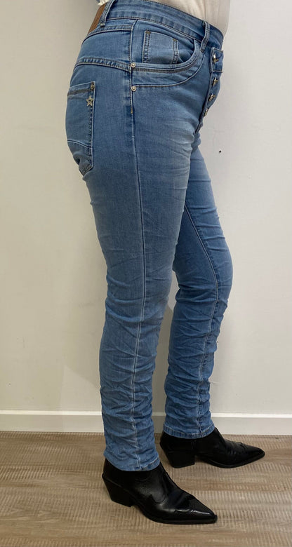 Karostar lysblå jeans med skrå knapper| KM2569