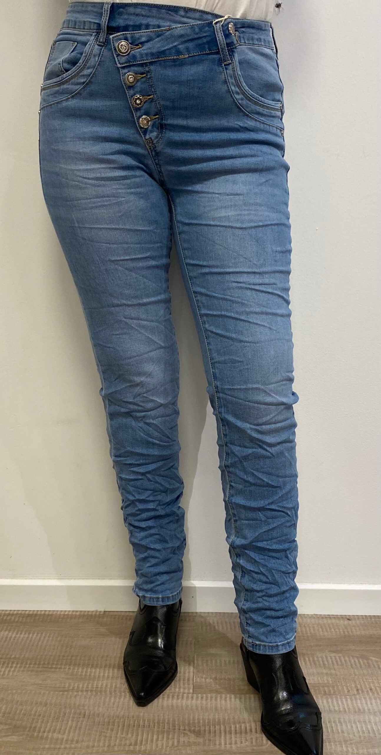 Karostar lysblå jeans med skrå knapper| KM2569