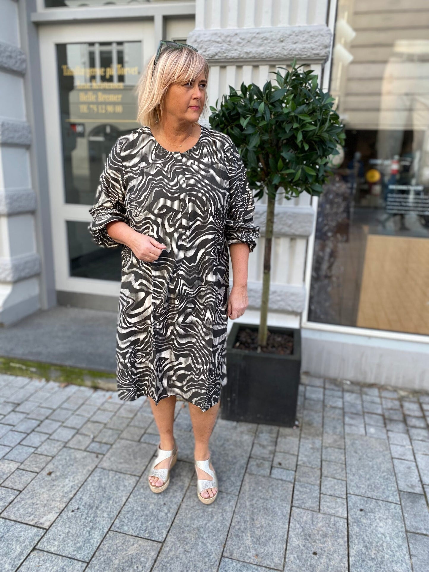 janni med støvet grøn mønstret kjole. ONLY Carmakoma CARITHILDA DRESS Kambaba