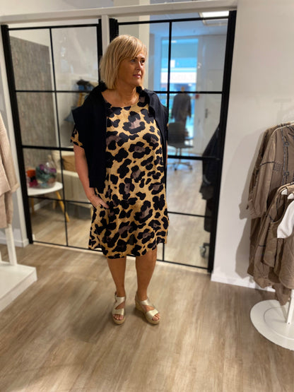 janni med kortærmet leopard tunika kjole i sort beige og platin sandaler med kilehæl