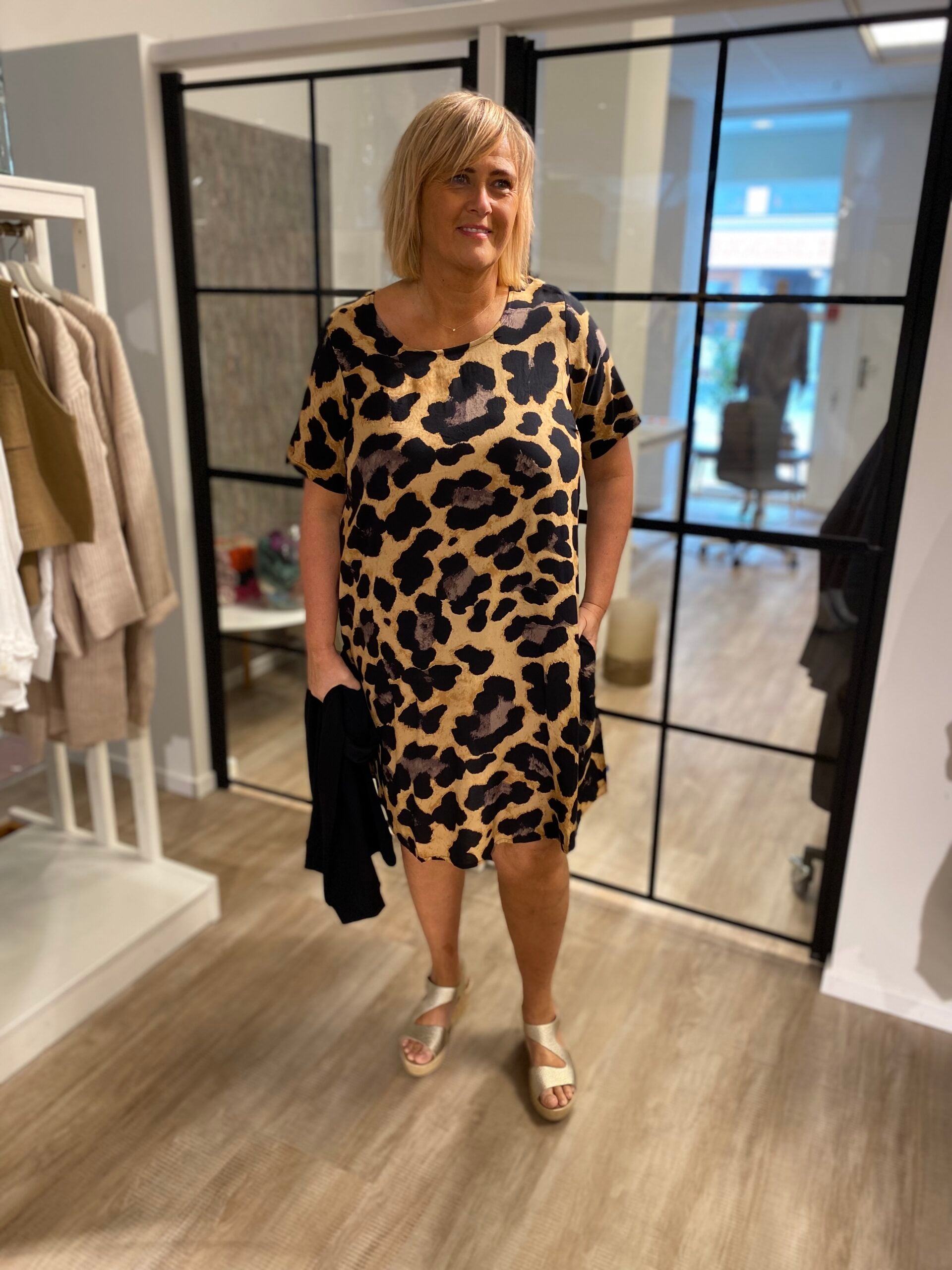 janni med kortærmet leopard tunika kjole i sort beige. ZHENZI Gigi 753-Tunic S/S Sand