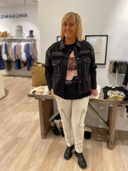 janni med sort denimjakke og lyse bukser. ONLY Carmakoma CARMARILLA Jacket Black