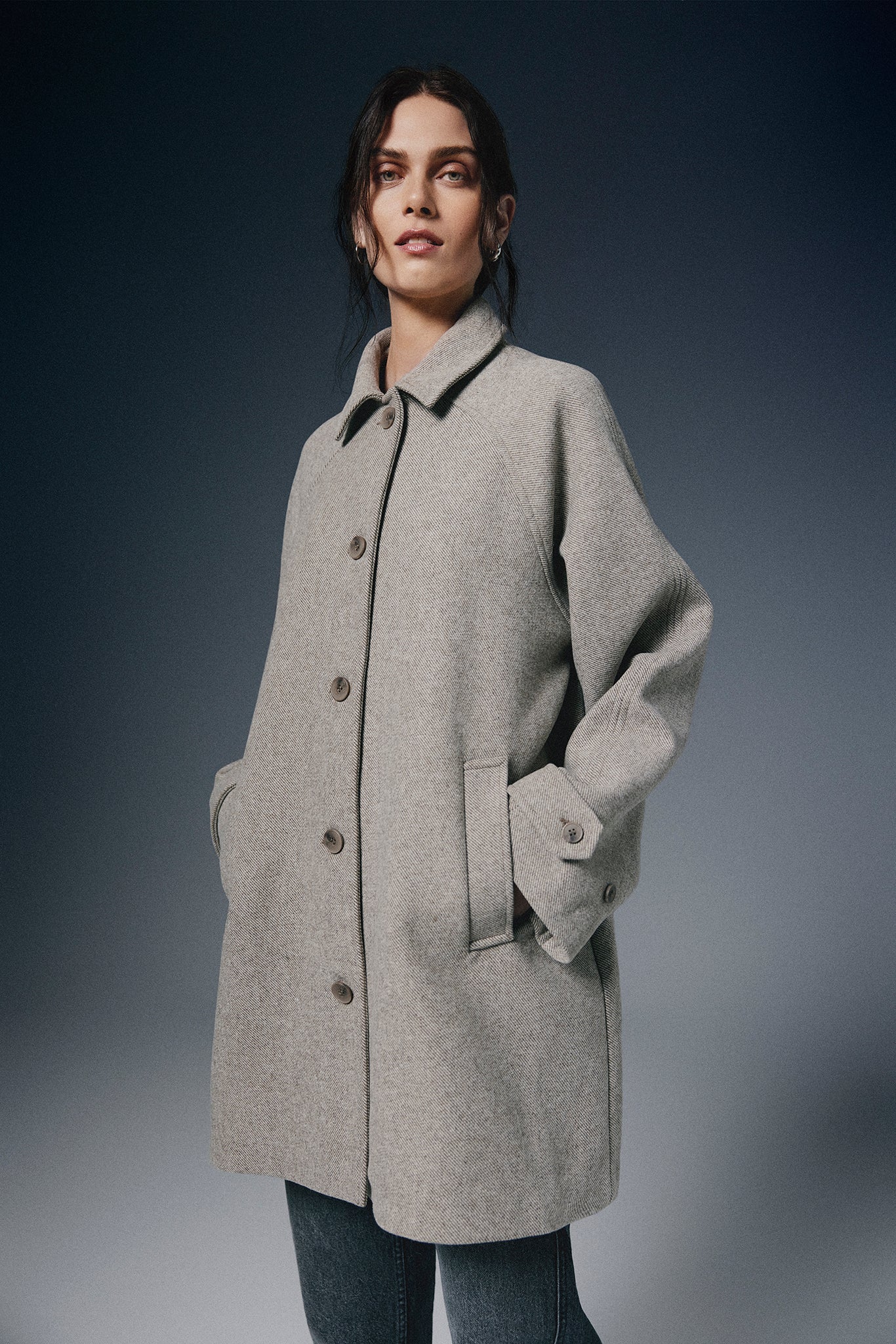 Model med lang beige jakke med knapper foran MSCHBoone Josia Jacket Caribo/Silver