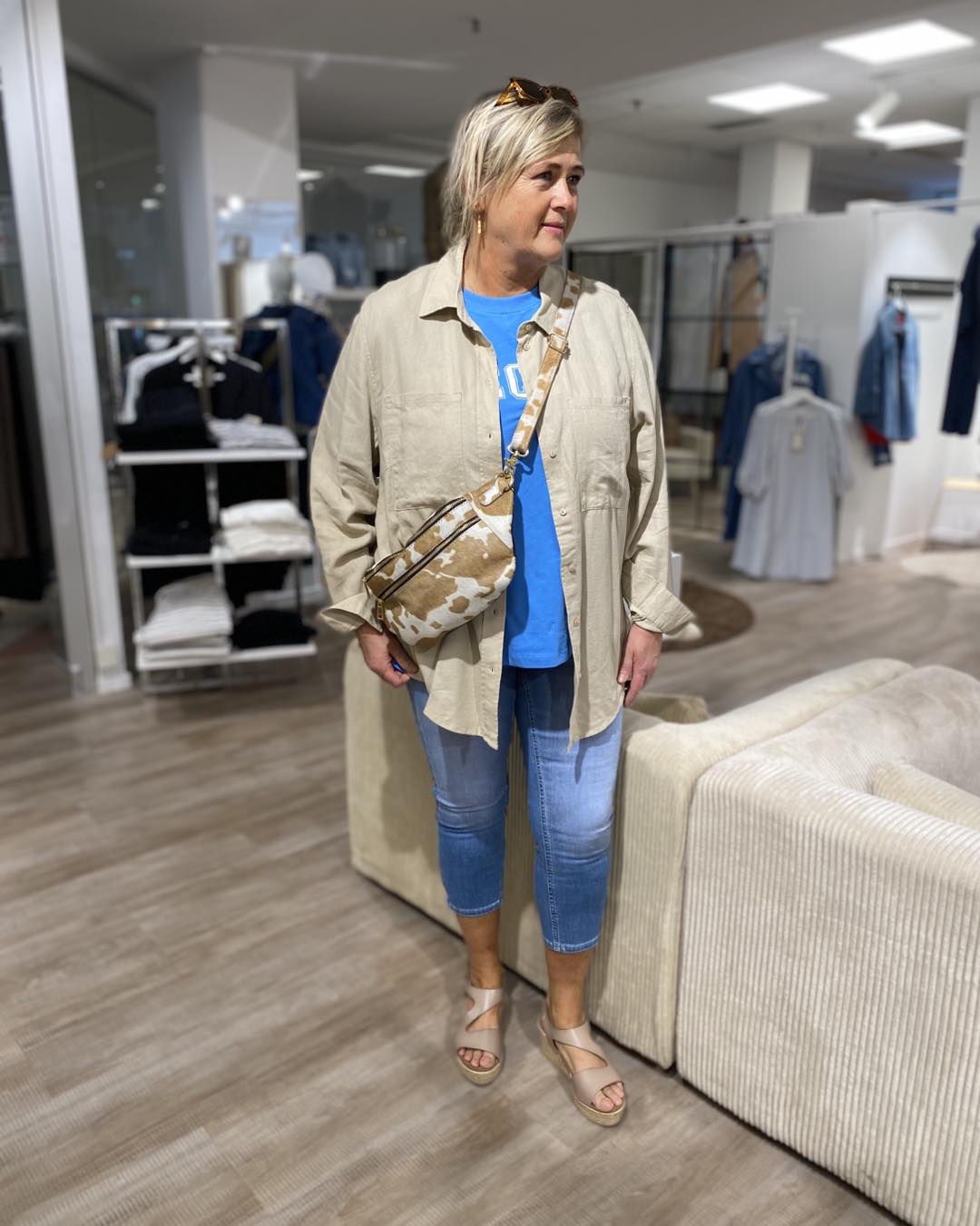 janni med jeans og beige skjorte åben over blå t-shirt