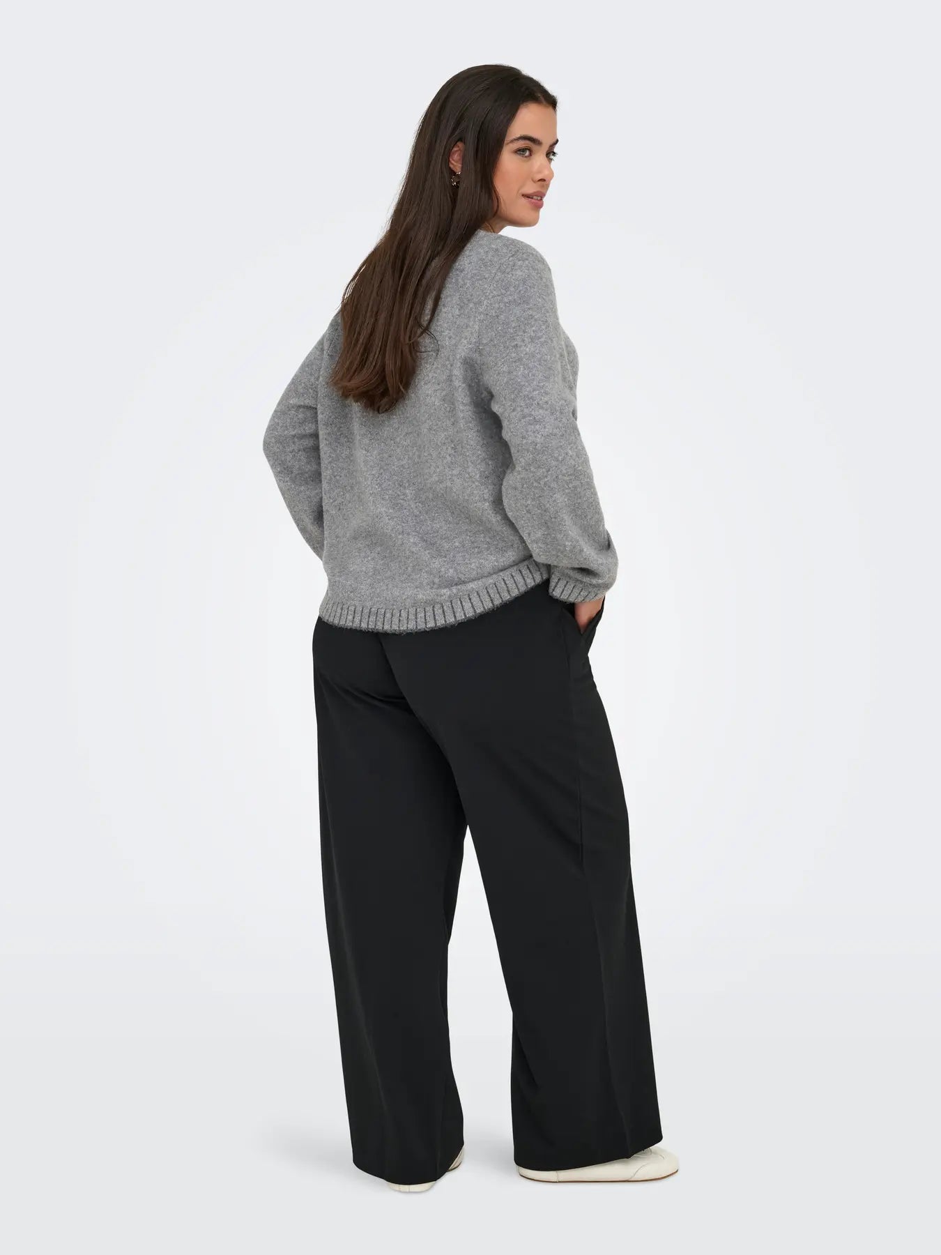 ryggen af model med grå strik med ribkanter ONLY Carmakoma CARFINA Knit Grey