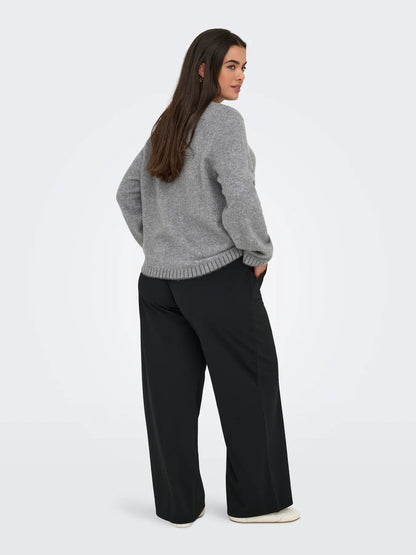 ryggen af model med grå strik med ribkanter ONLY Carmakoma CARFINA Knit Grey