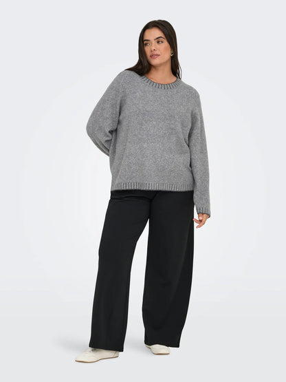 model med sorte bukser og grå strik med ribkanter ONLY Carmakoma CARFINA Knit Grey