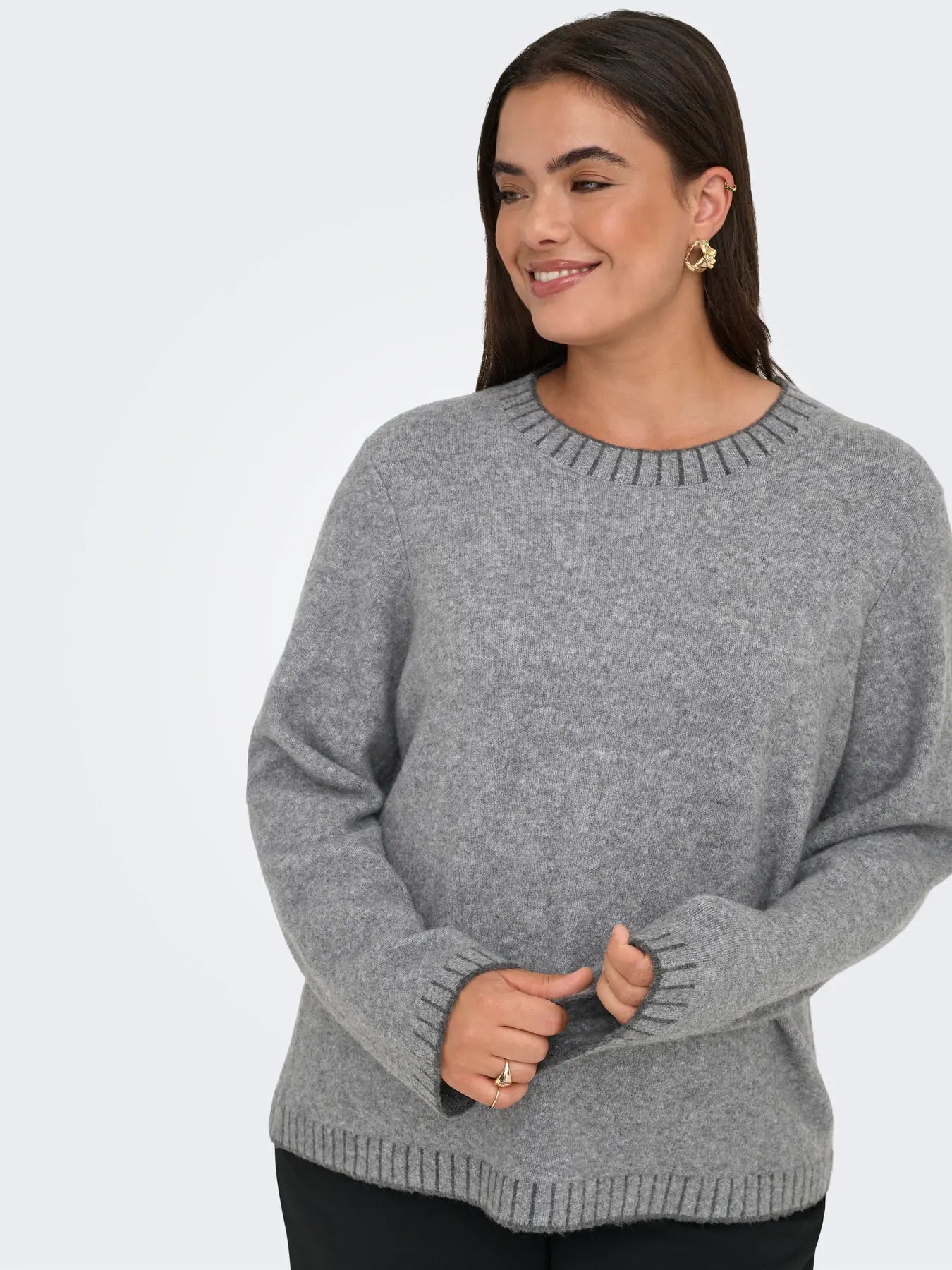 lange ærmer på grå strik med ribkanter ONLY Carmakoma CARFINA Knit Grey