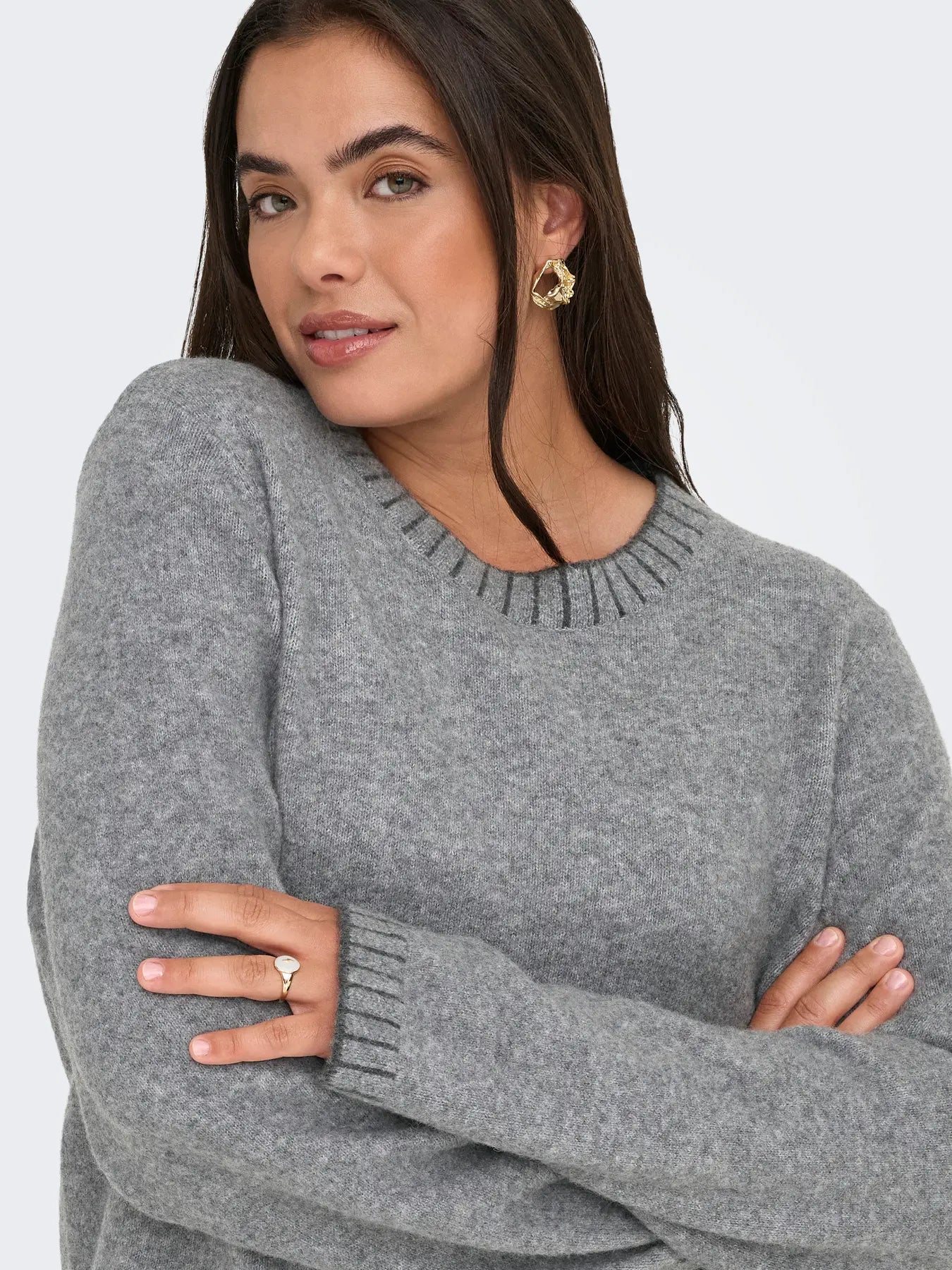 rund hals på grå strik med ribkanter ONLY Carmakoma CARFINA Knit Grey