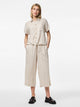 model med cropped beige hørbukser med tynde sorte striber og elastik i taljen. PIECES PCPIA HW WIDE CULOTTE Birch/black