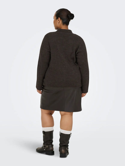 ryggen af model med brun polo cardigan med knaplukning. ONLY Carmakoma CARTHEA Cardigan Chocolate Torte W. Melange