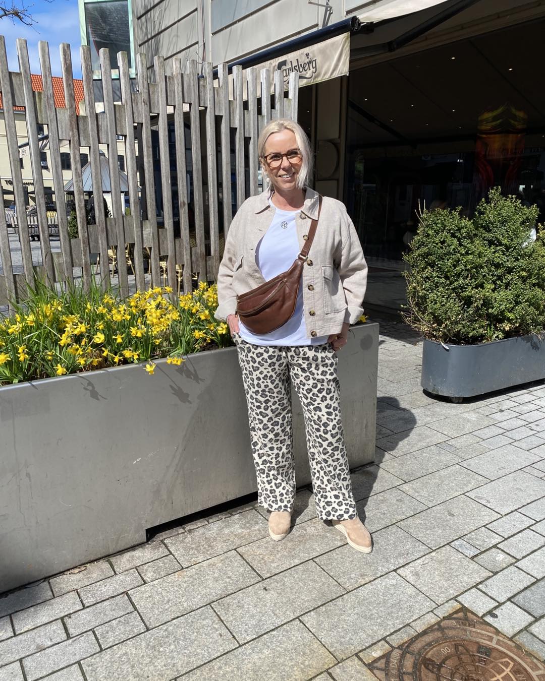 lene med beige kort jakke i hør og leopard hørbukser FQLAVISCO-PANTS