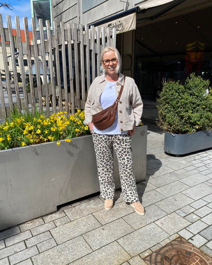 lene med beige kort jakke i hør og leopard hørbukser FQLAVISCO-PANTS