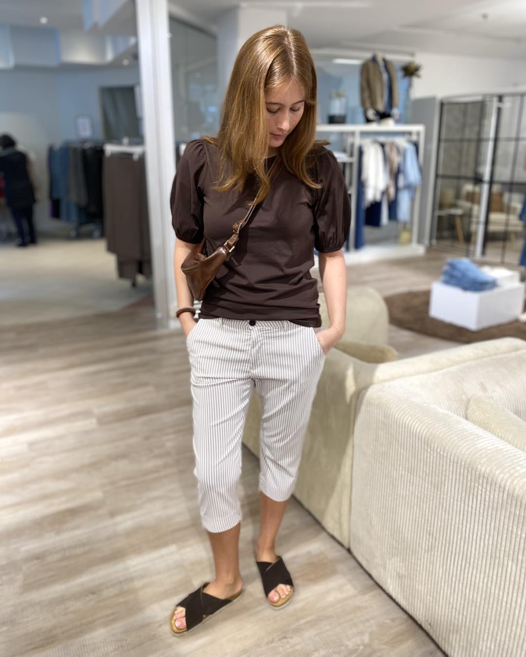 luna med kortærmet brun bluse og korte stribet bukser