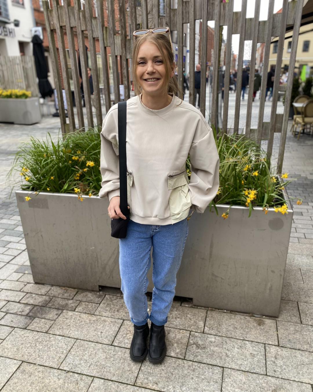 marie med jeans og hvid bluse Nü Zinne Blouse Bone