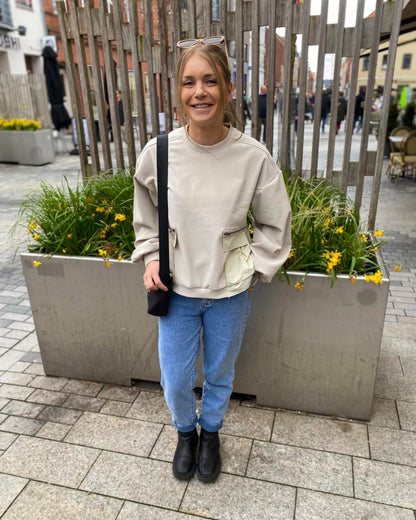 marie med jeans og hvid bluse Nü Zinne Blouse Bone