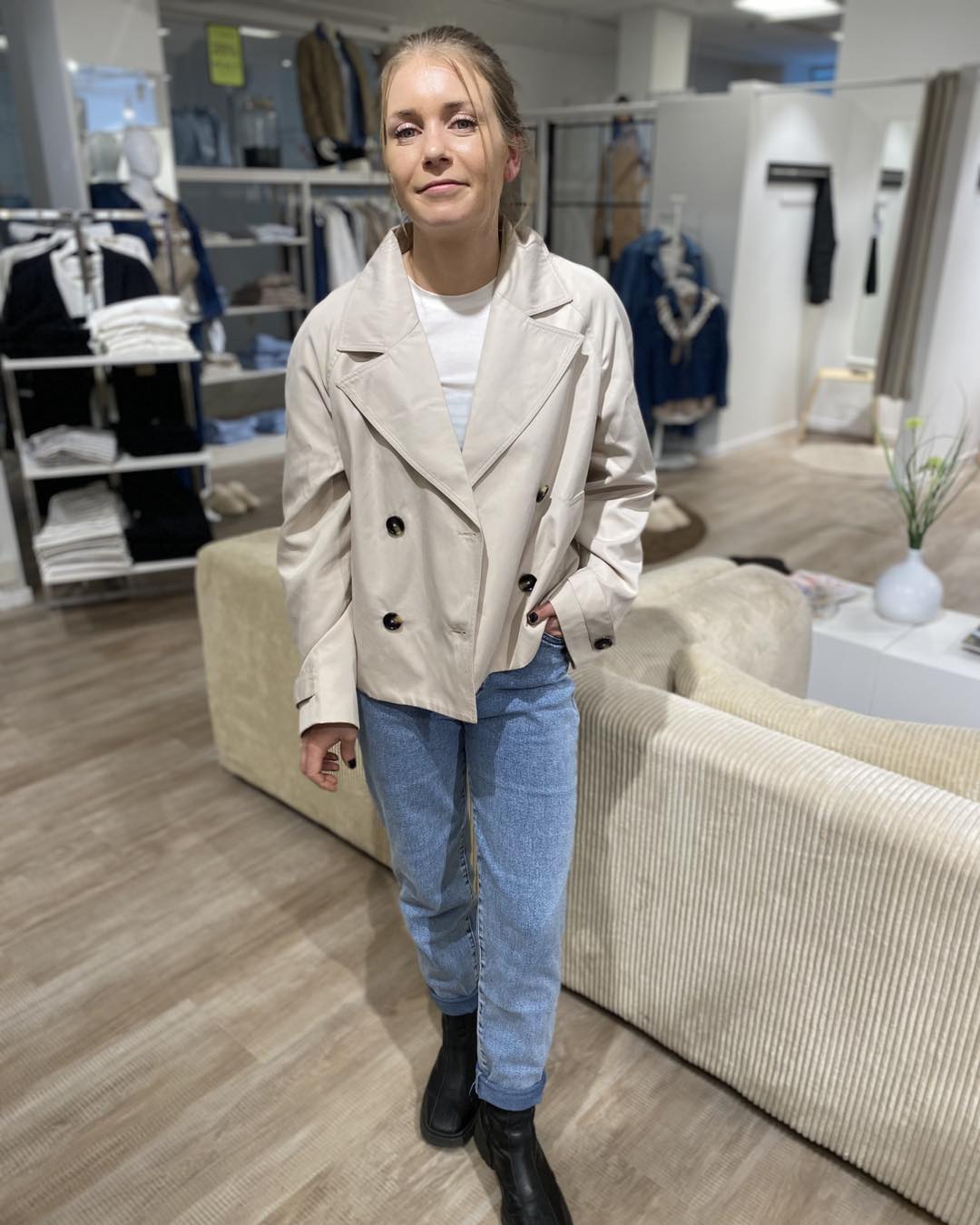marie med momjeans i lys denim og PIECES PCSCARLETT Kort Trenchcoat Silver Gray
