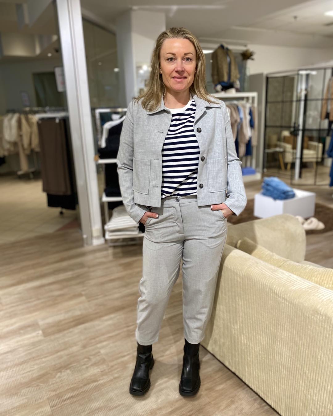 model med gå blazer fra moss copenhagen med lyse bukser og stribet t-shirt