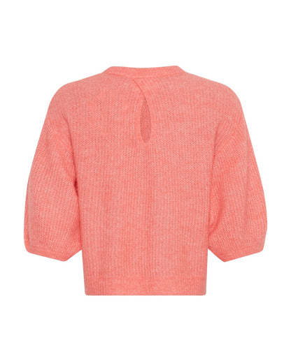 ryggen af strik bluse i coral med 2/4 ærmer og rund hals. MOSS Copenhagen MSCHHila Hope 2/4 Pullover Coral