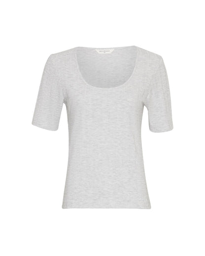 kortærmet grå t-shirt med dyb rund halsudskæring. MOSS Copenhagen MSCHJuna SS Tee LGM