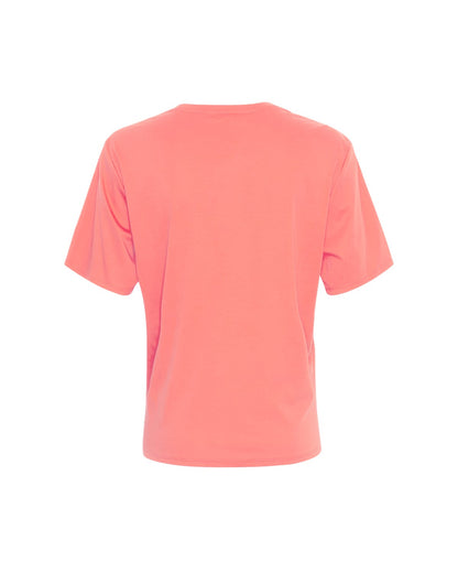 ryggen af coralfarvet kortærmet t-shirt med rund hals og lille rund logo foran. MOSS Copenhagen MSCHMelea Icon Tee Coral