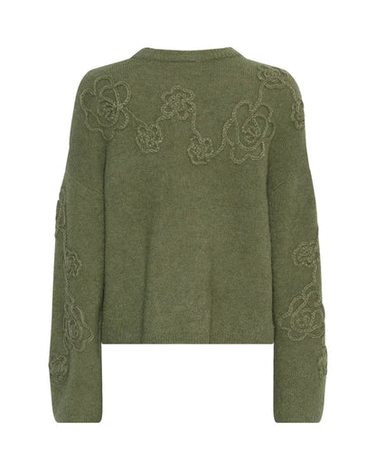 ryggen af grøn strik med broderede blomster. MOSS Copenhagen MSCHMiabelle Hope Pullover EMB
