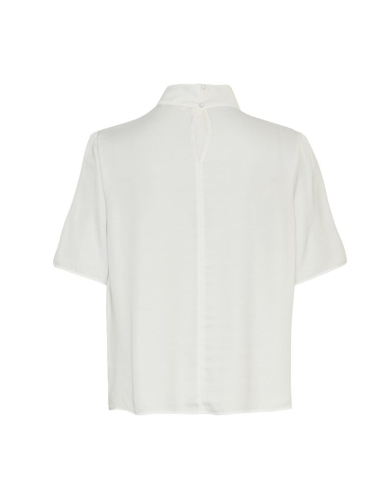 Moss Copenhagen hvid t-shirt med høj hals og knappelukning i nakken MSCHMinara Maluca 2/4 Top CLOUD WHITE