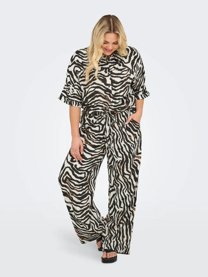 model med bluse og bukser med zebra print. ONLY Carmakoma CARBERTE Pants Pumice Stone Zebra
