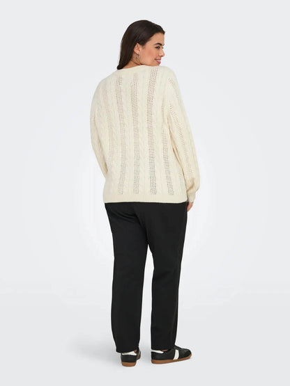 ryggen af model med hvid kabel strik ONLY Carmakoma CARRUBINA Knit Whitecap Gray