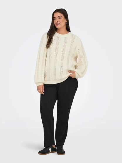 model med sorte bukser og hvid kabel strik ONLY Carmakoma CARRUBINA Knit Whitecap Gray