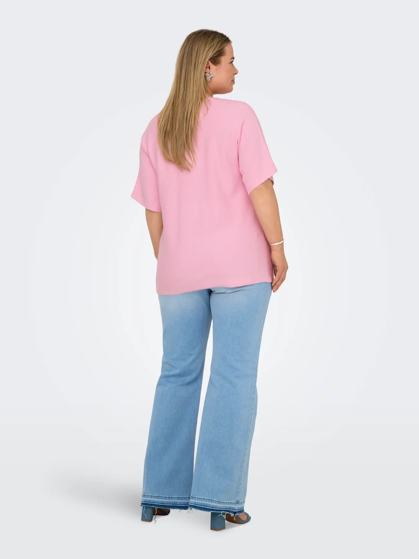 ryggen af model med kortærmet lyserød t-shirt i strik. ONLY Carmakoma CARMARGARETA Pullover Roseate Spoonbill