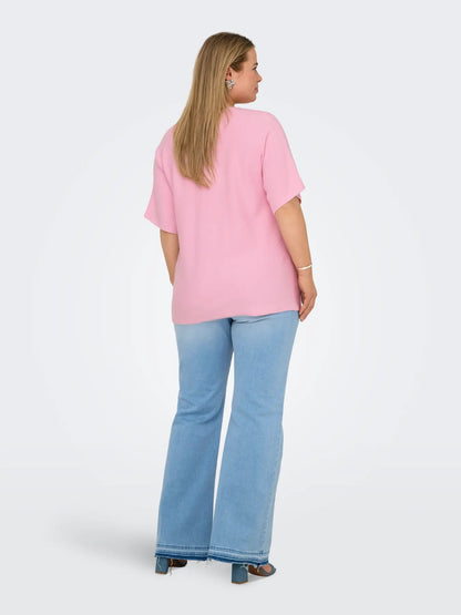 ryggen af model med kortærmet lyserød t-shirt i strik. ONLY Carmakoma CARMARGARETA Pullover Roseate Spoonbill