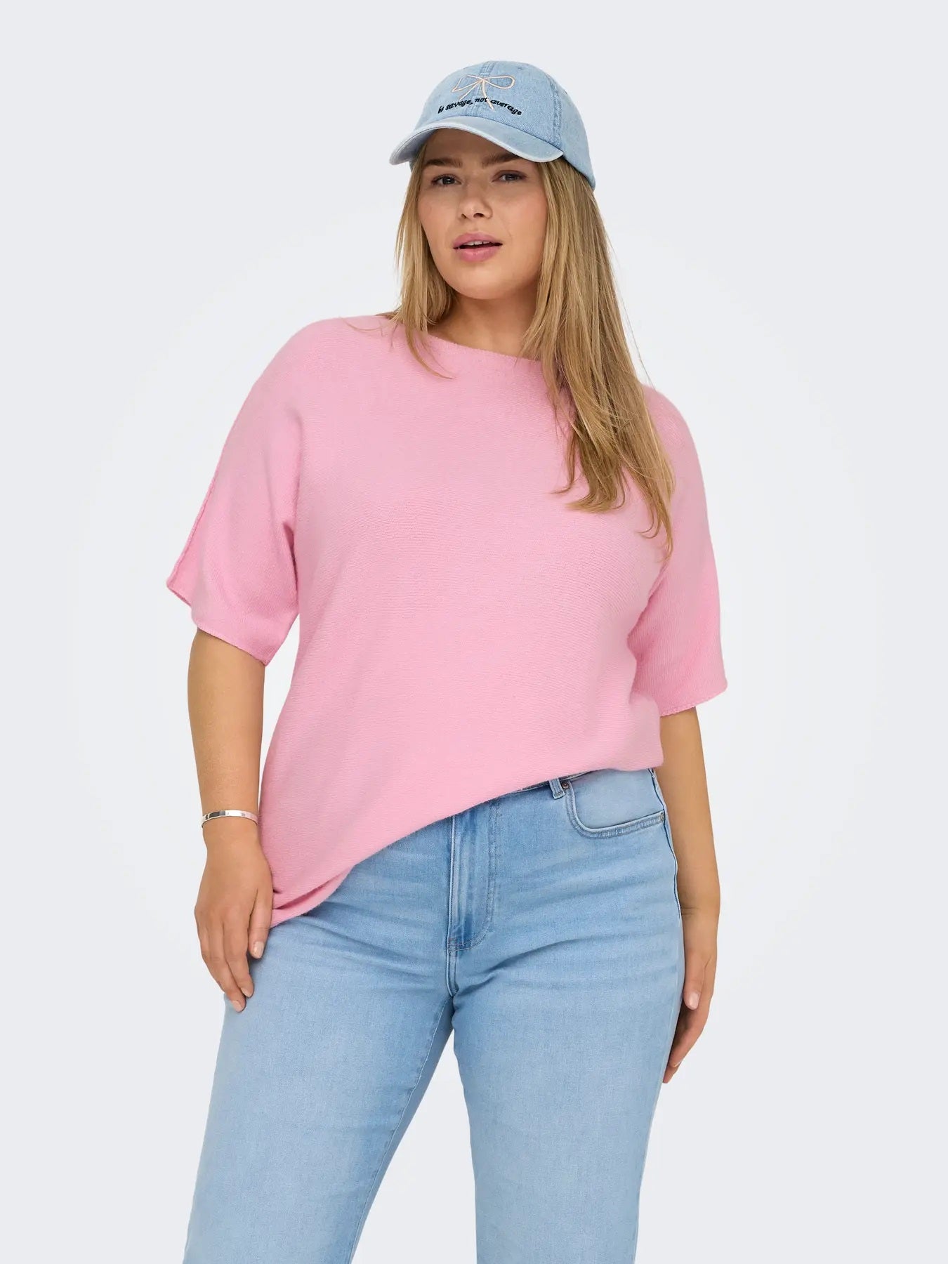 model med kortærmet lyserød t-shirt i strik. ONLY Carmakoma CARMARGARETA Pullover Roseate Spoonbill