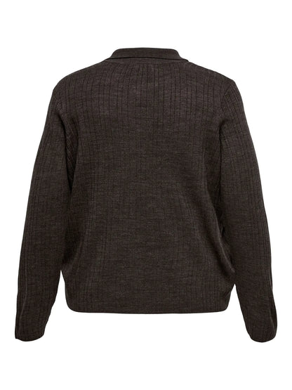 ryggen af brun polo cardigan med knaplukning. ONLY Carmakoma CARTHEA Cardigan Chocolate Torte W. Melange
