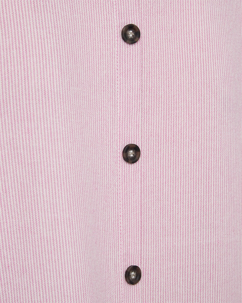 closeup af knapper på lyserød kjole med korte ærmer og rund hals og knappelukning på ryggen. Freequent Off-white w Fuchsia Pink FQLAVA-DRESS