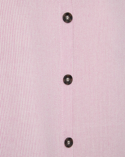 closeup af knapper på lyserød kjole med korte ærmer og rund hals og knappelukning på ryggen. Freequent Off-white w Fuchsia Pink FQLAVA-DRESS