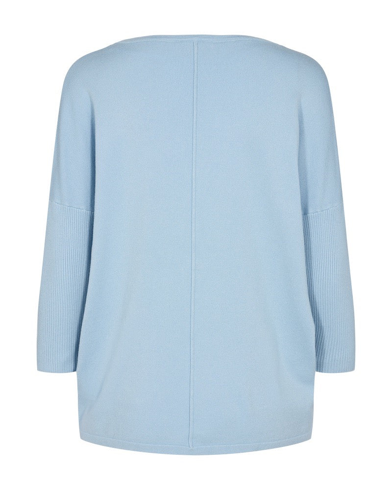 ryggen af blå strik med 3/4 ærmer i rib. Freequent Chambray Blue FQJONE-PU