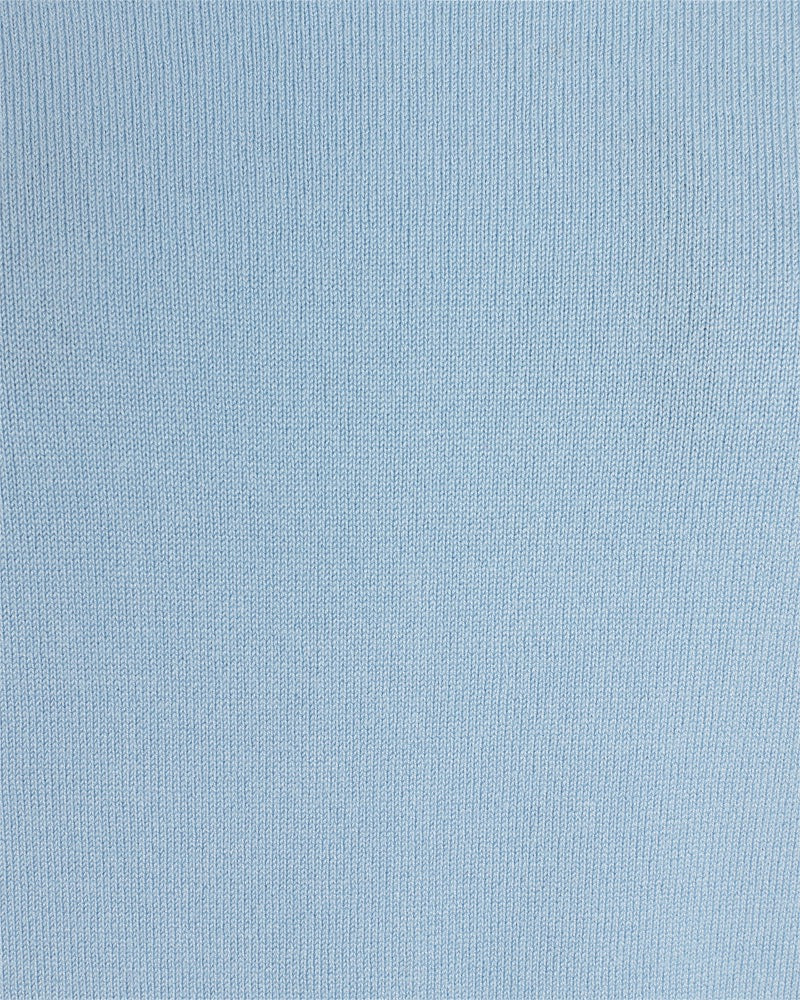 closeup af finstrikket materiale på blå strik med 3/4 ærmer i rib. Freequent Chambray Blue FQJONE-PU