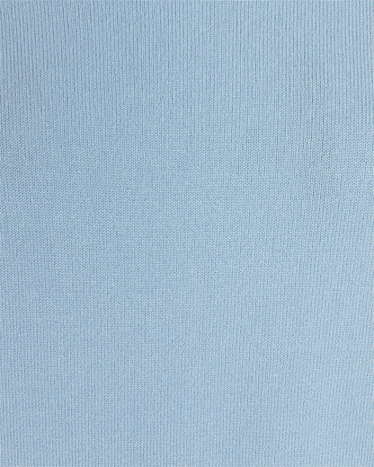 closeup af finstrikket materiale på blå strik med 3/4 ærmer i rib. Freequent Chambray Blue FQJONE-PU