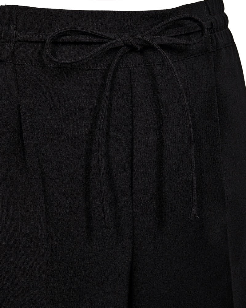 nærbillede af Freequent FQLIZY-SHORTS Sort med snøre og elastik i taljen