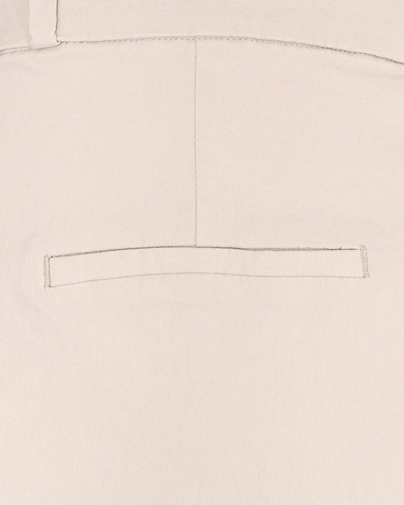 closeup af beige bukser med ankellange bukseben med lille slids. Freequent Moonbeam FQSOLVEJ-ANKLE-PA