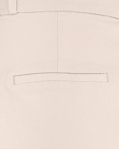 closeup af beige bukser med ankellange bukseben med lille slids. Freequent Moonbeam FQSOLVEJ-ANKLE-PA