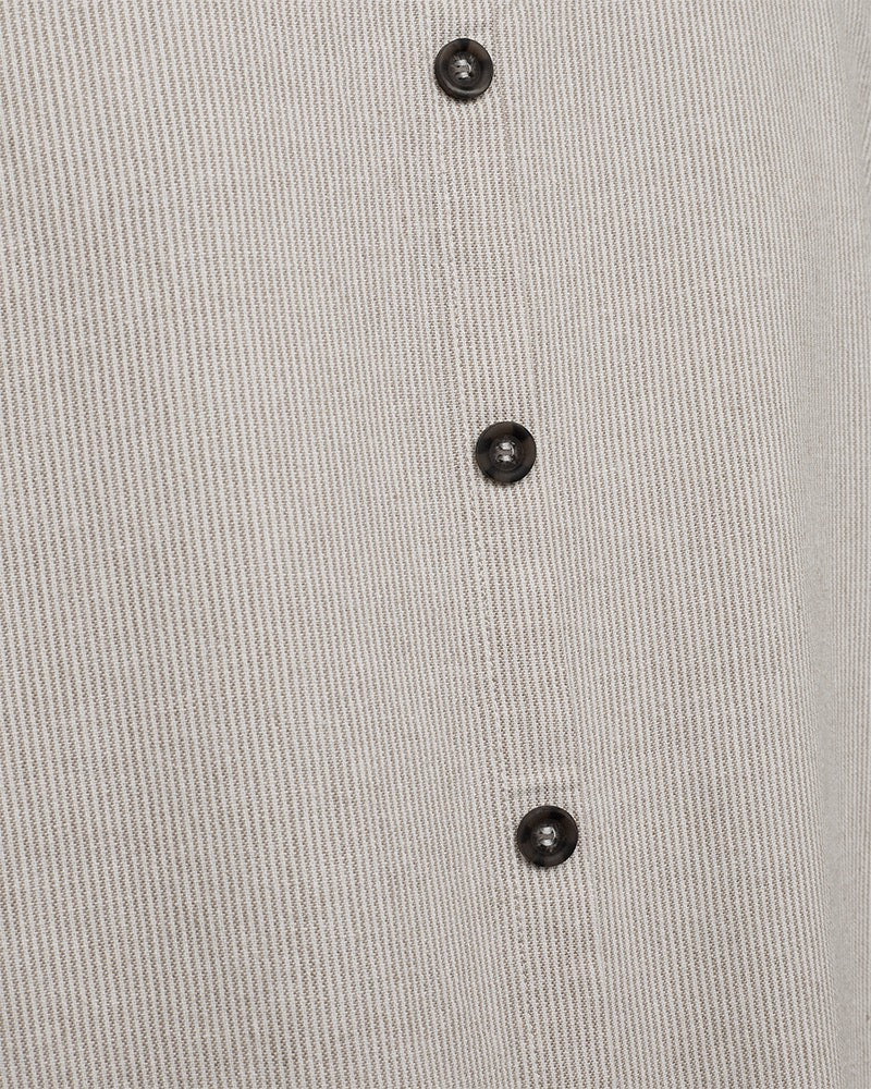 closeup af knapper på beige kjole uden ærmer med rund hals og knappelukning på ryggen. Freequent Simply Taupe w Off-white FQLAVA-DRESS