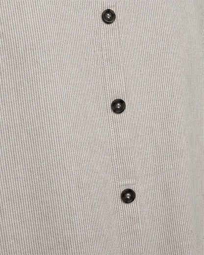 closeup af knapper på beige kjole uden ærmer med rund hals og knappelukning på ryggen. Freequent Simply Taupe w Off-white FQLAVA-DRESS