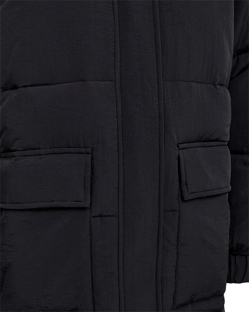 closeup af sort vinterjakke med hætte med snøre og skjult lynlåslukning. Freequent FQMELLOW-JACKET Black