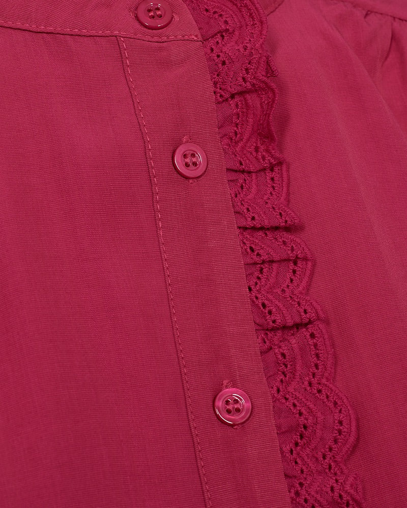 Freequent Raspberry FQSEA-BLOUSE pink skjortebluse closeup af knapper øverst foran med flæsekant