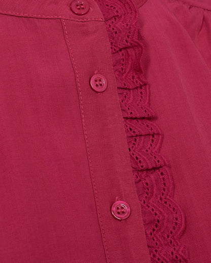 Freequent Raspberry FQSEA-BLOUSE pink skjortebluse closeup af knapper øverst foran med flæsekant