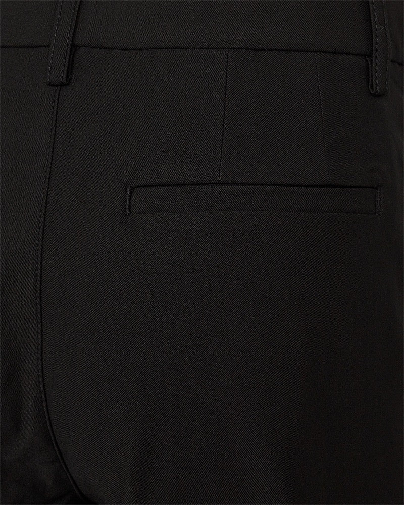 closeup af baglomme på klassiske sorte bukser med smal pasform. Freequent Black FQMAYA-PANTS