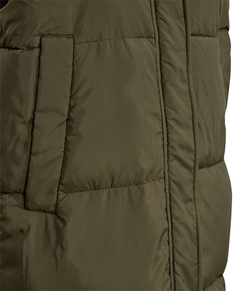 Closeup af lang grøn vest med høj hals og skjult lynlåslukning. Freequent FQLULA-WAISTCOAT Olive Night