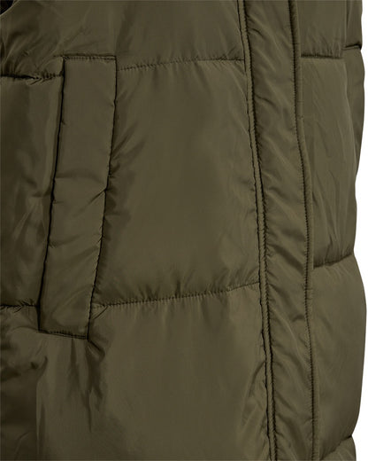 Closeup af lang grøn vest med høj hals og skjult lynlåslukning. Freequent FQLULA-WAISTCOAT Olive Night